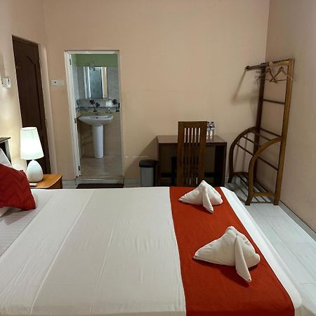 Lahiru Airport Villa Andiambalama Extérieur photo