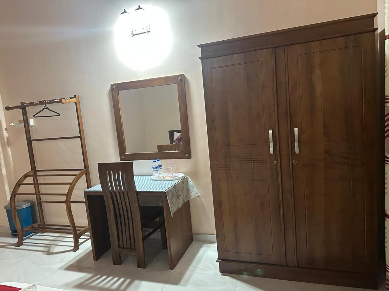 Lahiru Airport Villa Andiambalama Extérieur photo
