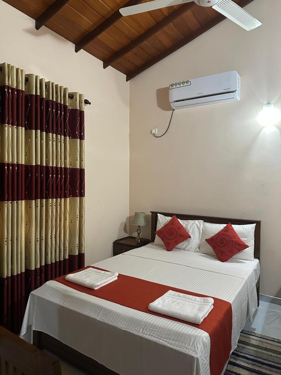 Lahiru Airport Villa Andiambalama Extérieur photo