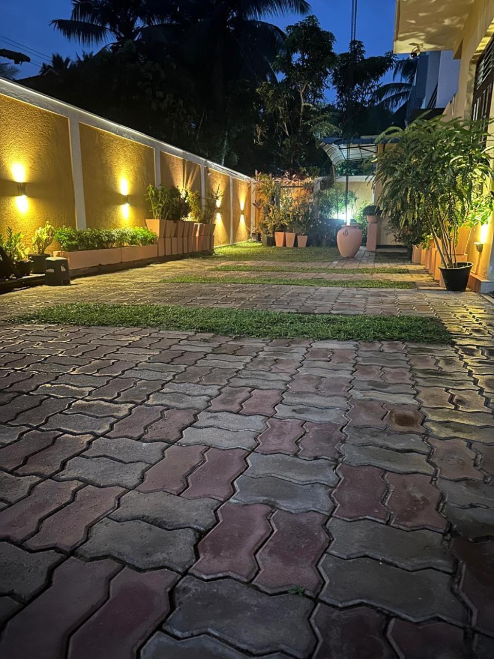 Lahiru Airport Villa Andiambalama Extérieur photo