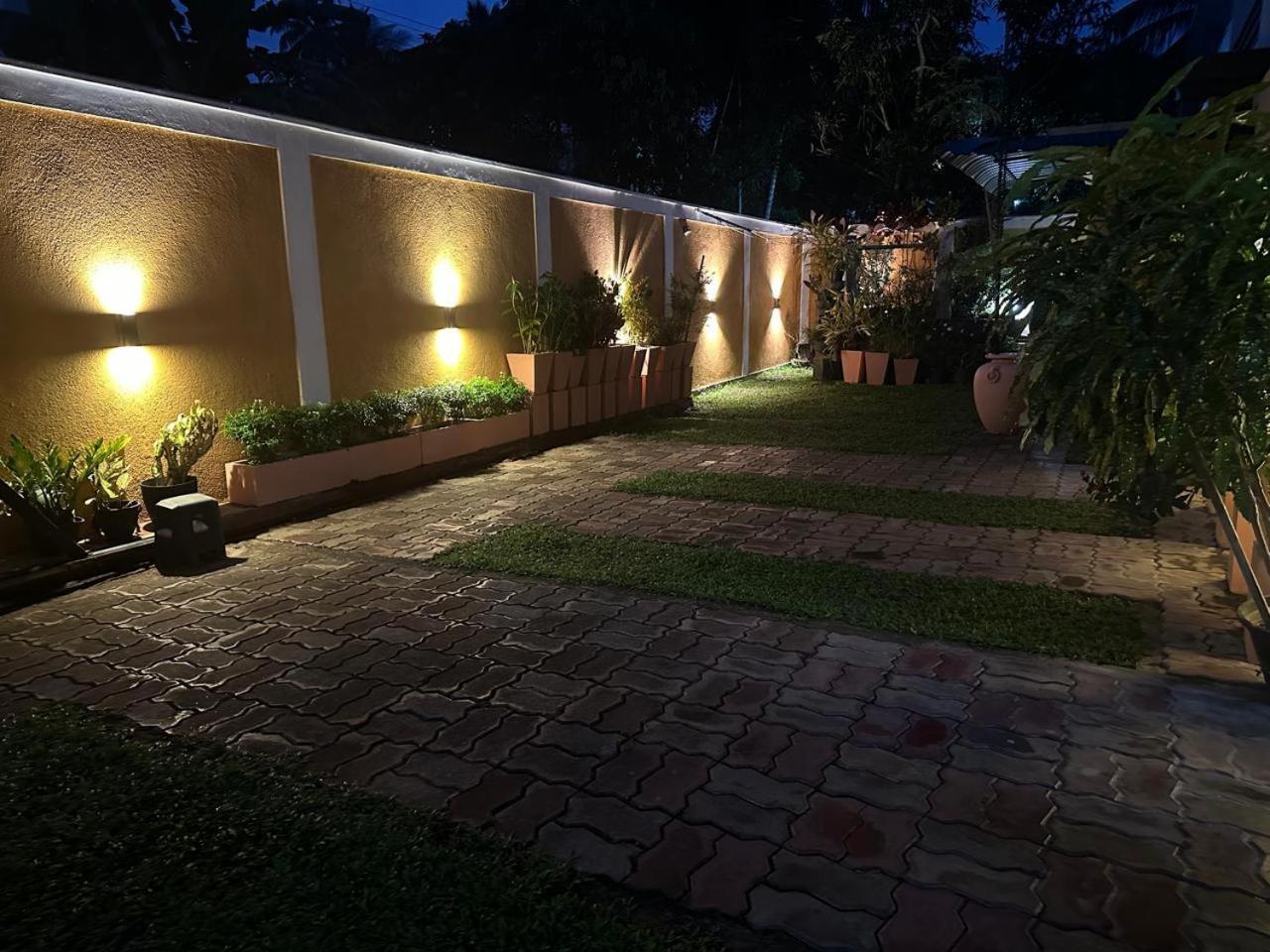 Lahiru Airport Villa Andiambalama Extérieur photo