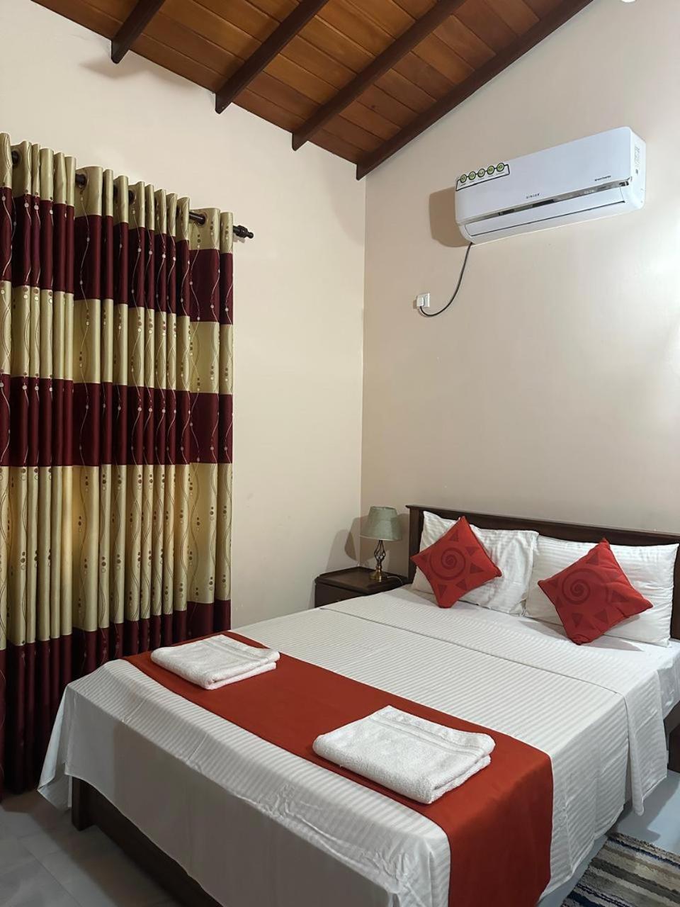 Lahiru Airport Villa Andiambalama Extérieur photo