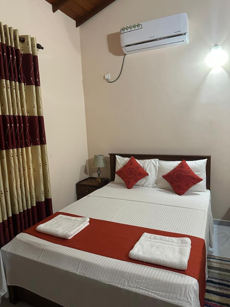 Lahiru Airport Villa Andiambalama Extérieur photo