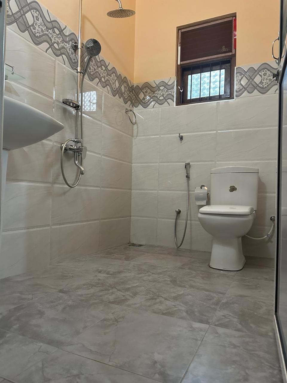Lahiru Airport Villa Andiambalama Extérieur photo