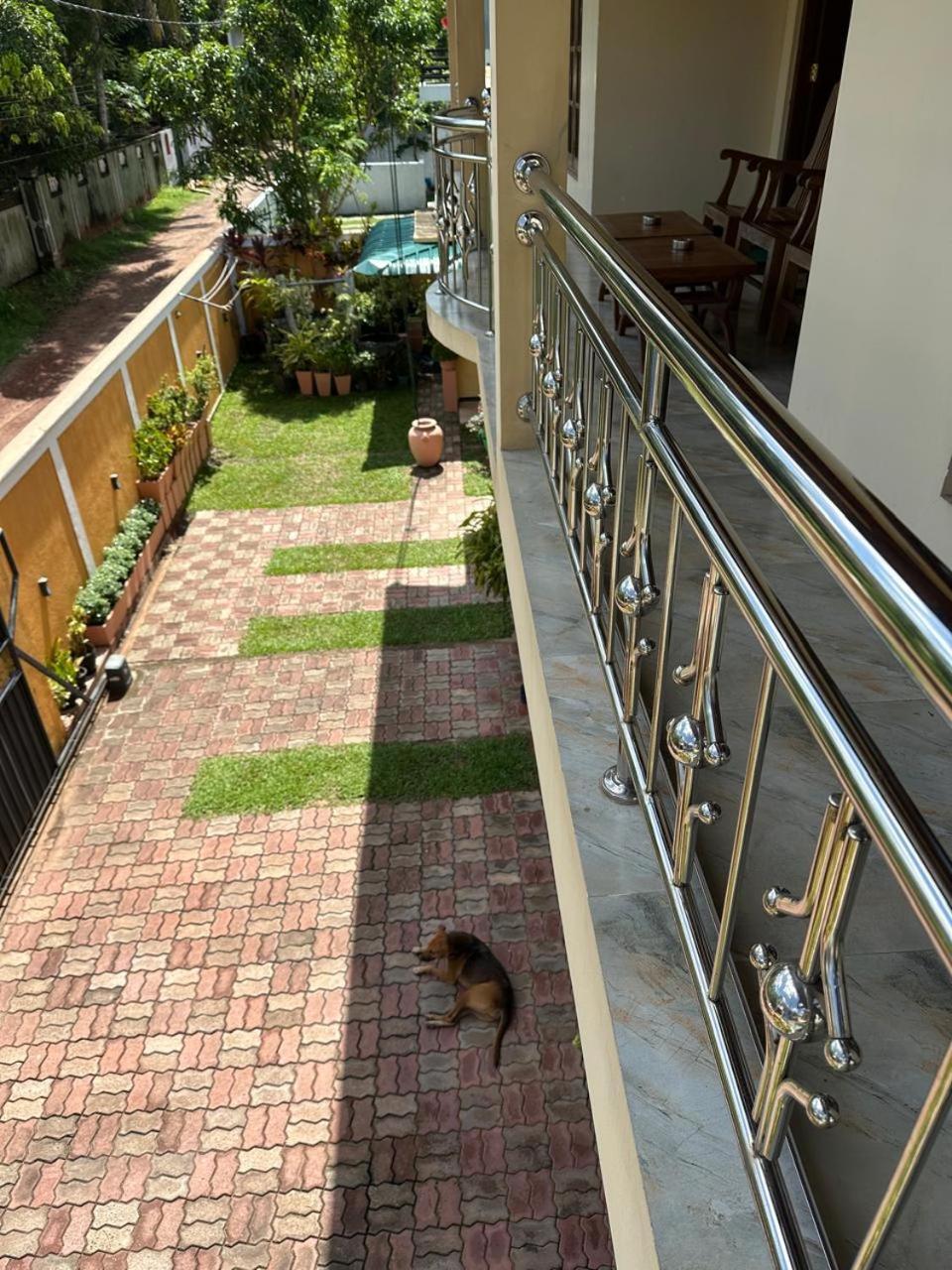 Lahiru Airport Villa Andiambalama Extérieur photo