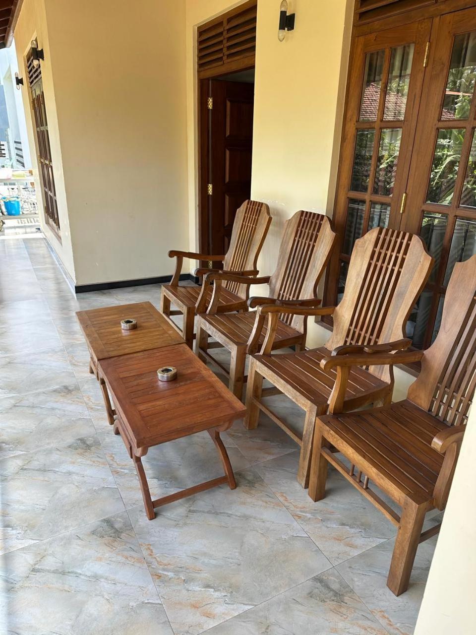 Lahiru Airport Villa Andiambalama Extérieur photo