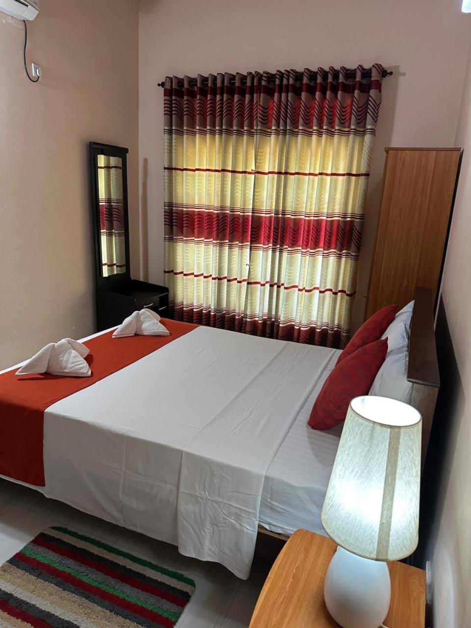 Lahiru Airport Villa Andiambalama Extérieur photo