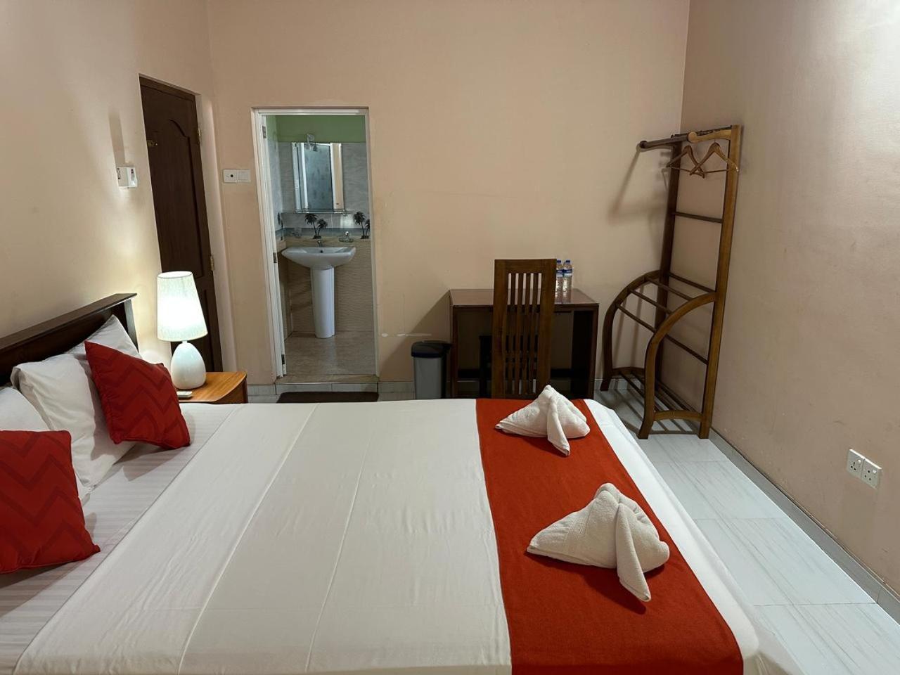 Lahiru Airport Villa Andiambalama Extérieur photo