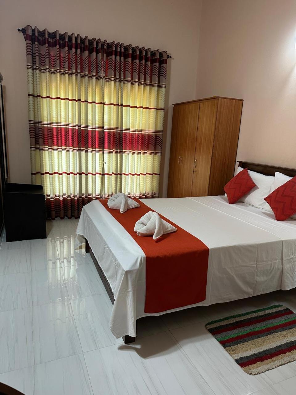 Lahiru Airport Villa Andiambalama Extérieur photo