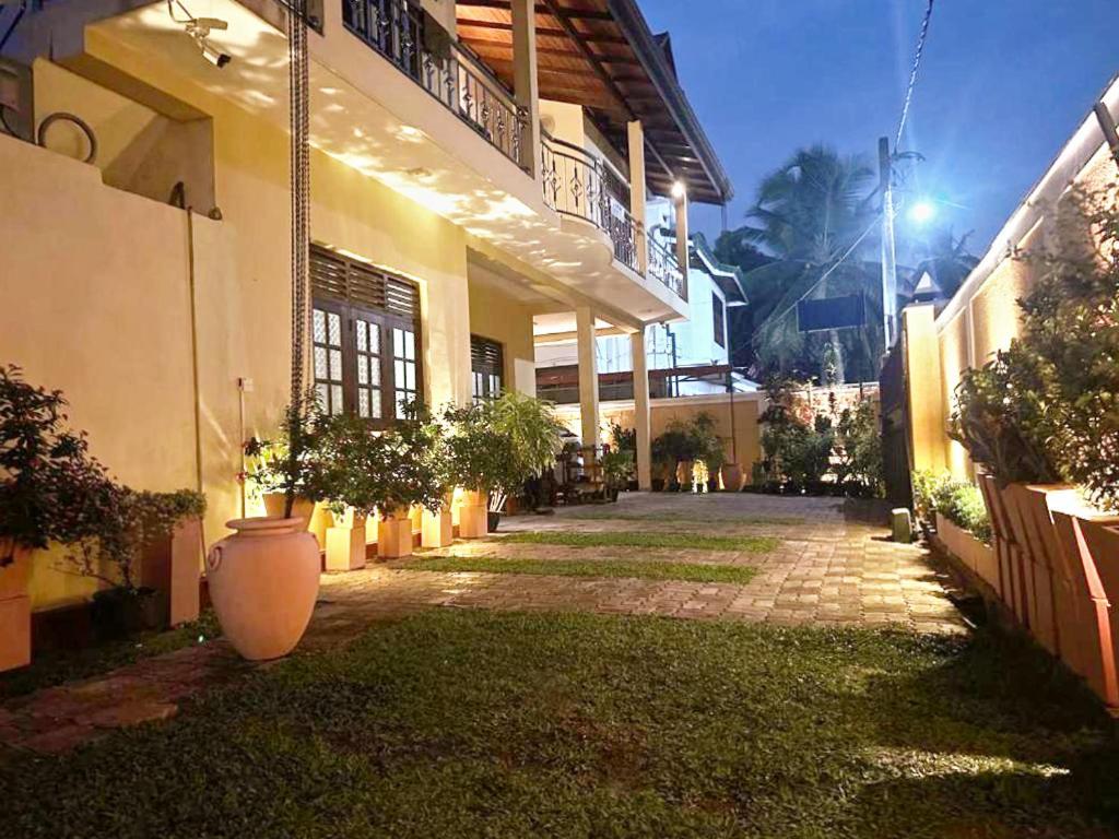 Lahiru Airport Villa Andiambalama Extérieur photo