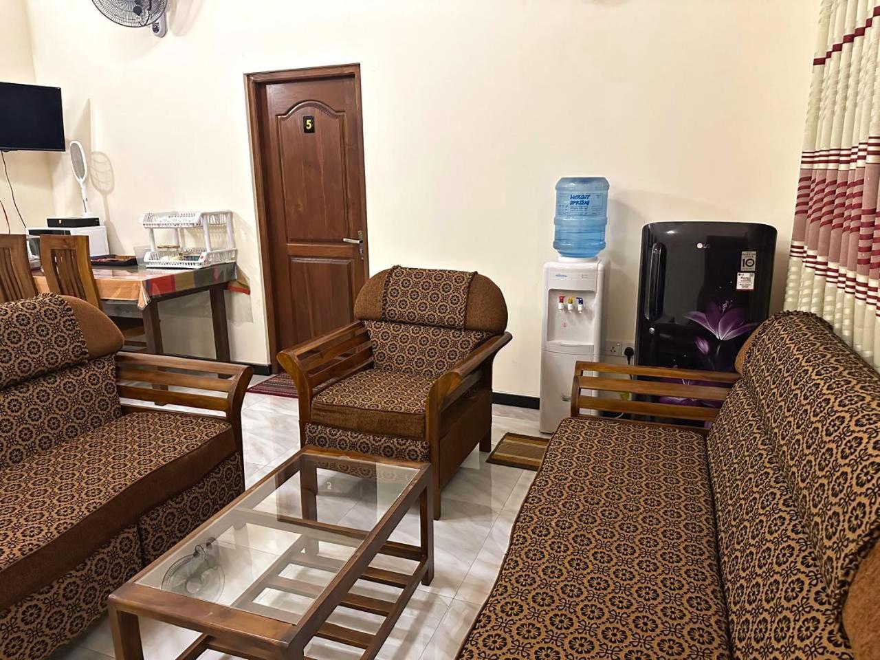 Lahiru Airport Villa Andiambalama Extérieur photo