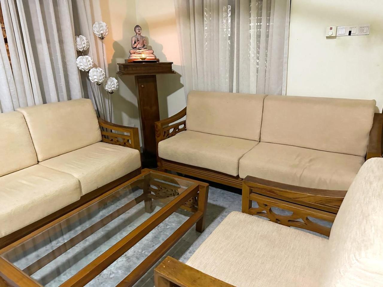 Lahiru Airport Villa Andiambalama Extérieur photo