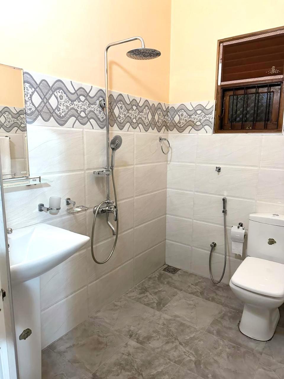 Lahiru Airport Villa Andiambalama Extérieur photo