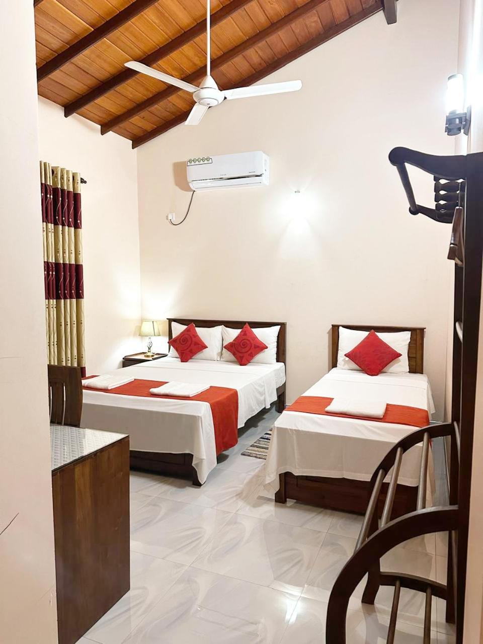 Lahiru Airport Villa Andiambalama Extérieur photo