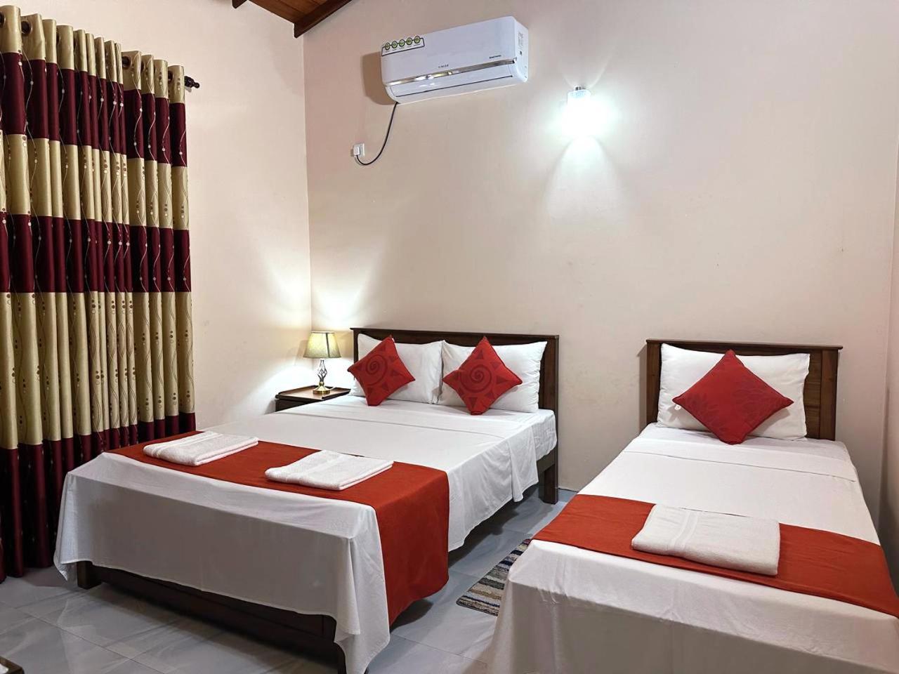 Lahiru Airport Villa Andiambalama Extérieur photo