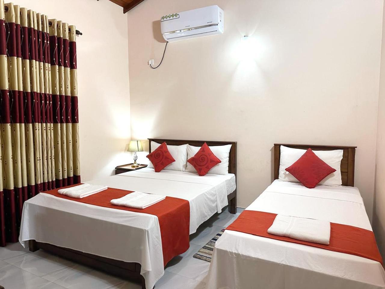Lahiru Airport Villa Andiambalama Extérieur photo