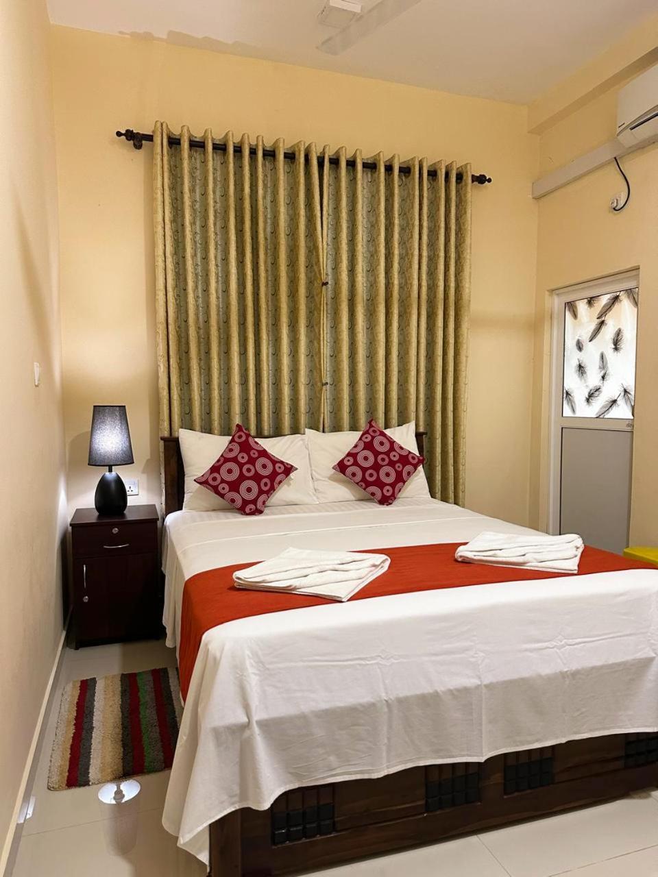Lahiru Airport Villa Andiambalama Extérieur photo